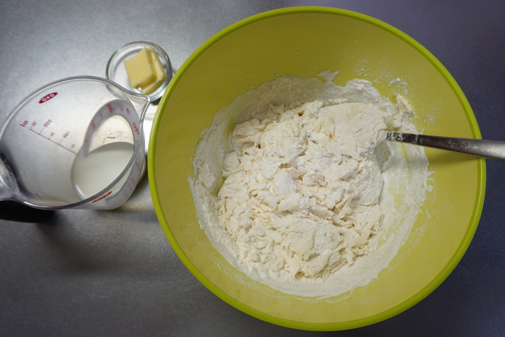ボウルに牛乳を9割入れ、菜箸やスプーンなどで混ぜます。
