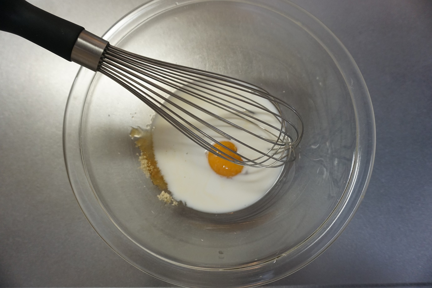 ボウルに卵黄と牛乳、砂糖を入れて泡だて器で混ぜます。