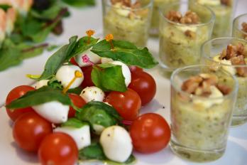 カプレーゼピンチョスとポテトサラダ