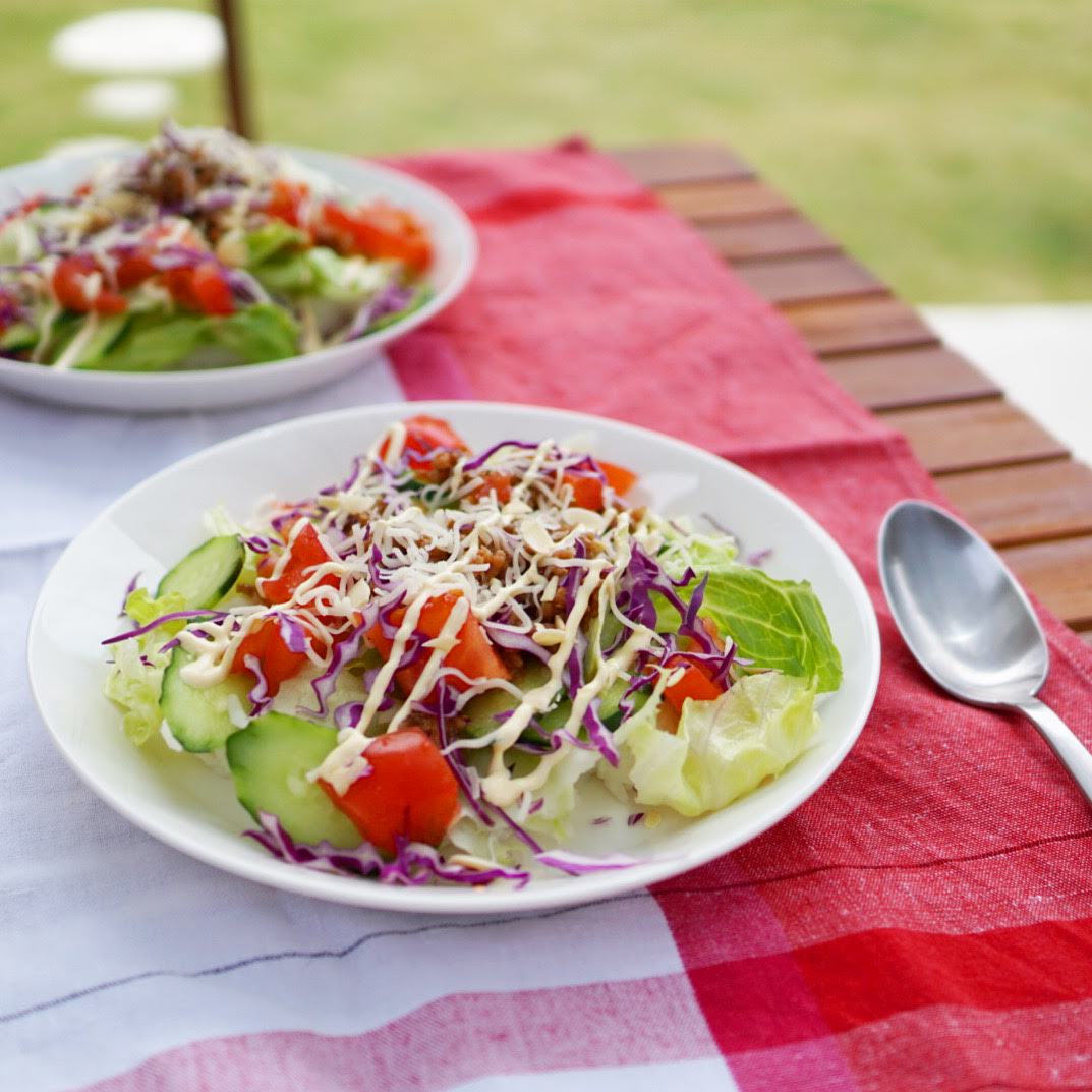 晴れているときは外でごはん