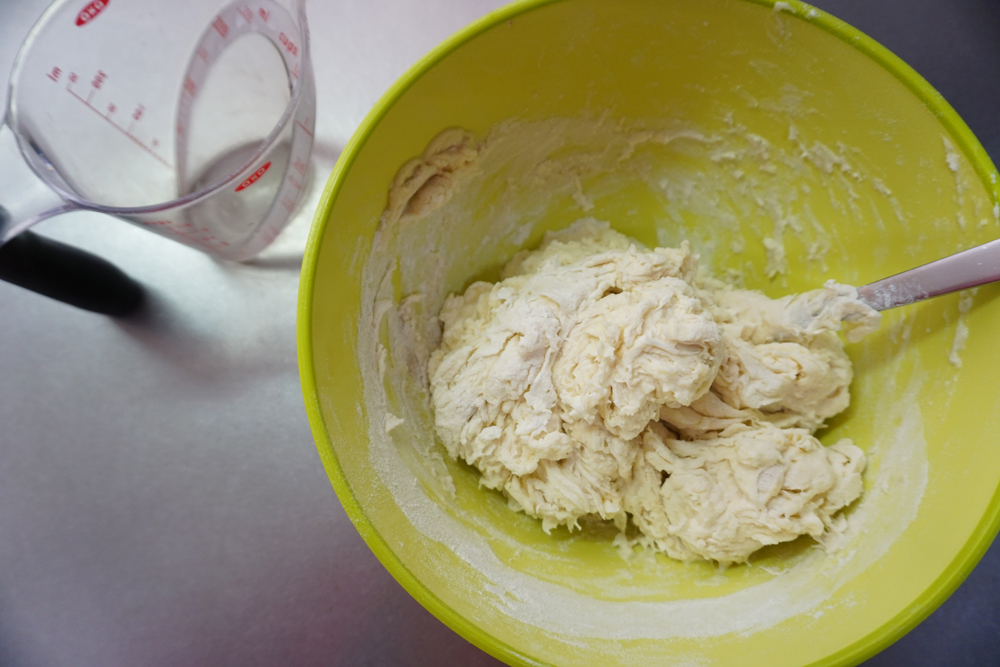 ボウルに水を9割入れ、スプーンや菜箸で混ぜます。