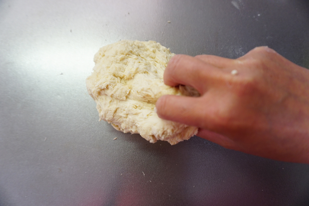 生地をつかんでは台に叩きつける、を3分程度繰り返します。