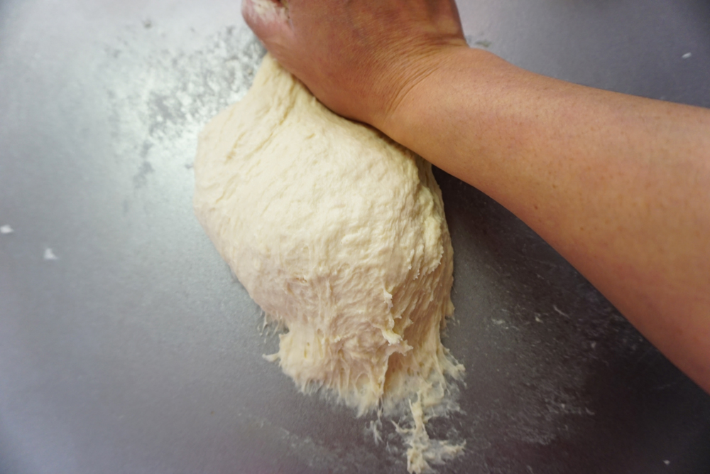 10分ぐらい台にこすり付けるように捏ねます。