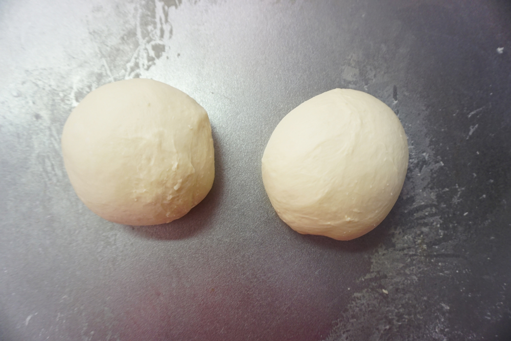 生地を二分割します。