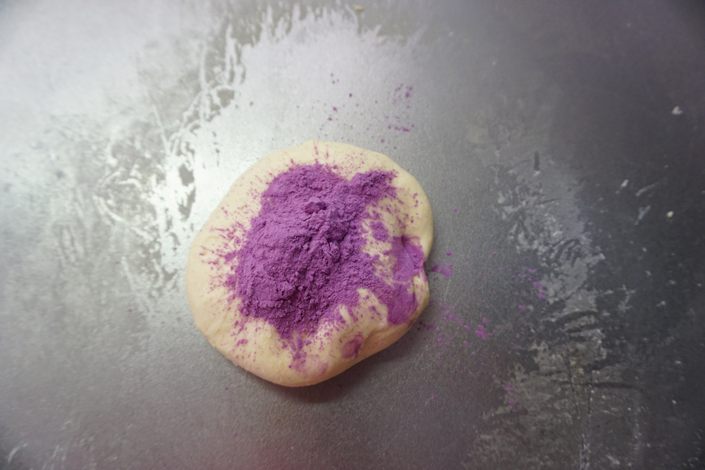 片方の生地にむらさき芋パウダーを混ぜ、生地になじむまで捏ねます。