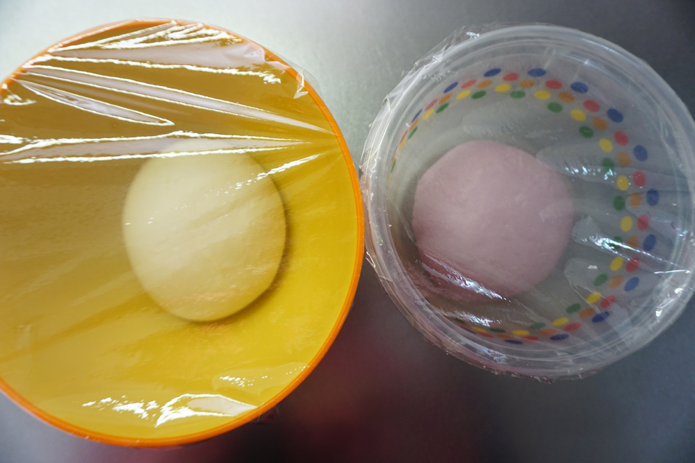 一次発酵：それぞれ生地をボウルに入れ、ラップをかけて、暖かい場所で約1時間発酵させます。夏場は常温、冬場はオーブンの発酵機能（35℃）を使うと便利です。時間はあくまでも目安です。生地が2倍になるまで待ってください。