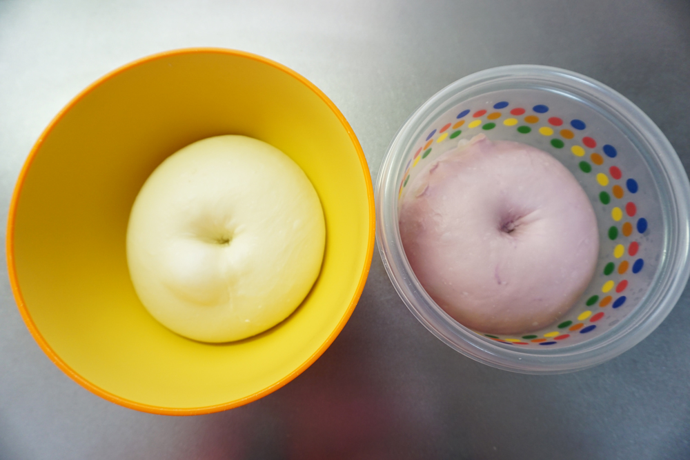 フィンガーテスト：生地が約2倍に膨らんだところで指に強力粉（分量外）を付け、生地の中央を穴をあけるように押します。 生地が戻って来なければ発酵完了です。