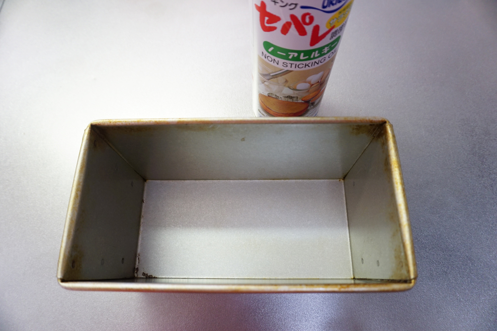 ベンチタイム中、食パン型に油脂（分量外）を塗ります。私はスプレータイプのオイルを使っています。