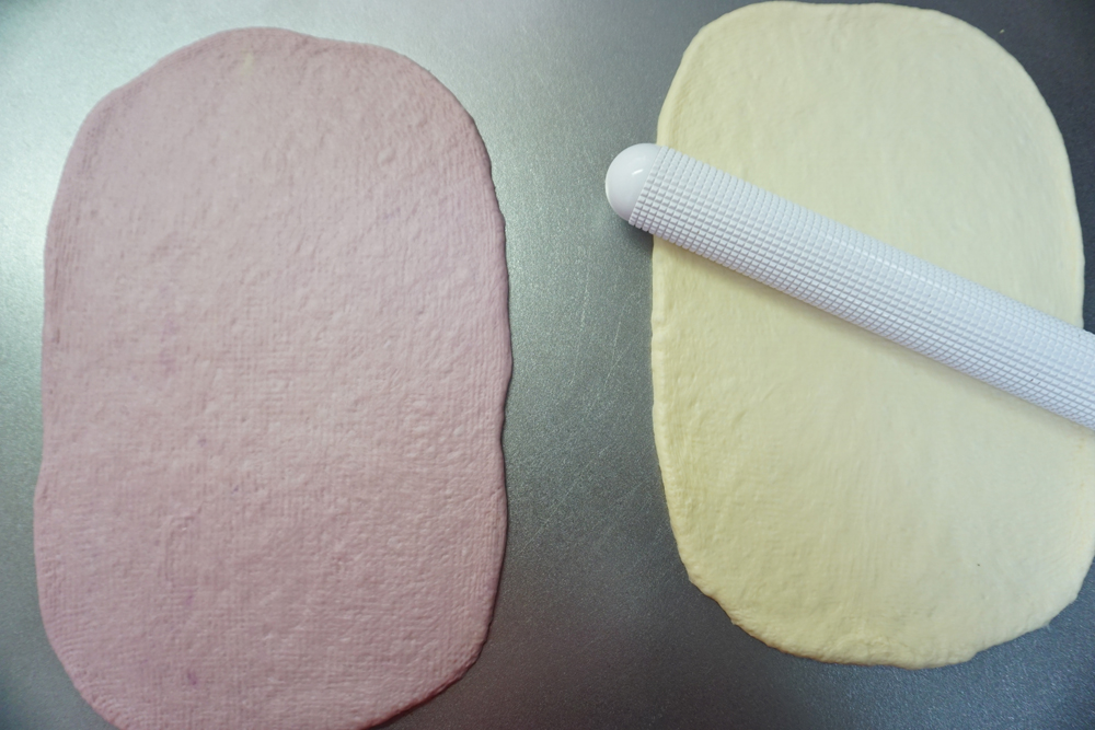 ガス抜き綿棒を使って生地の空気を抜きます。 それぞれ横17cm×縦30cm程度に伸ばします。