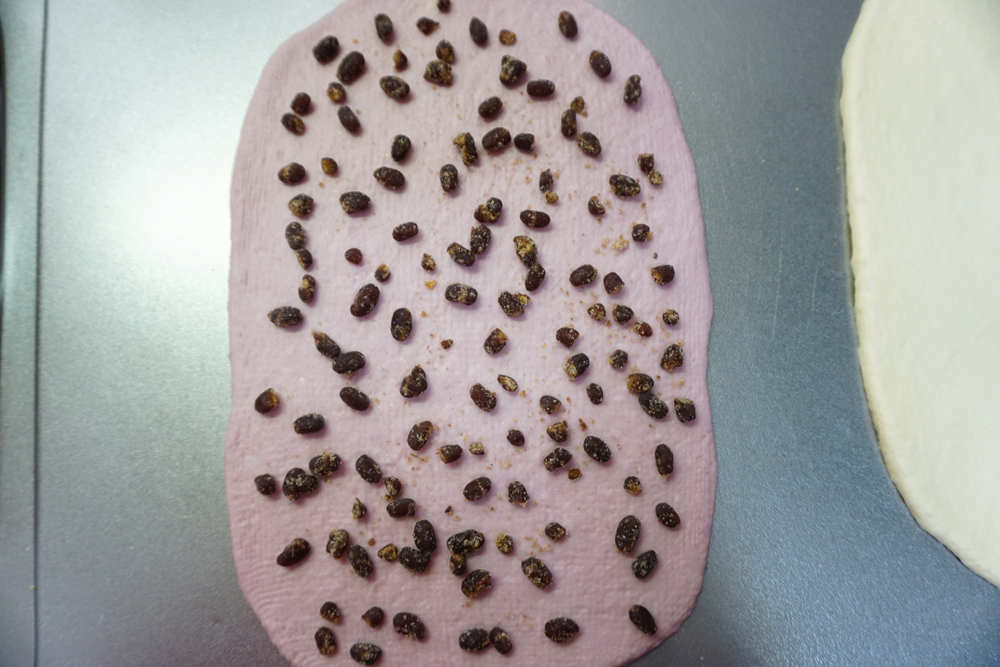 むらさき芋の生地に、小豆の甘納豆を均等にのせます。