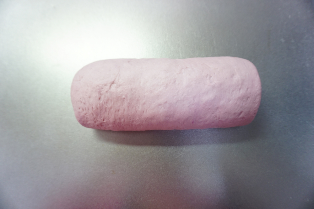 軽く転がして形を整えます。 閉じ目はしっかりつける必要はありません。