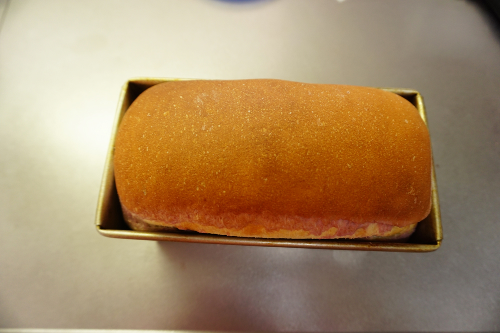 180℃のオーブンで22分焼きます。 焼きあがったところで、型ごと20cmぐらいの高さから台に落とし、ショックを与えます。