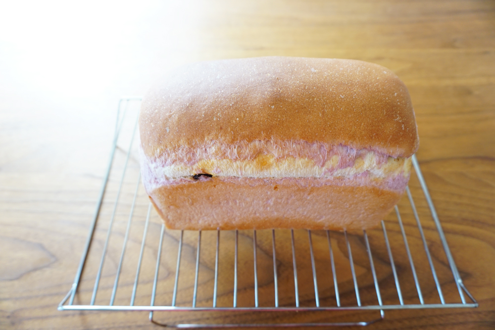 ケーキクーラーなどに乗せて粗熱を取ります。