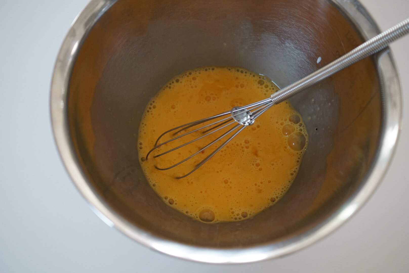 卵の白身を切るように、よく混ぜ合わせます。