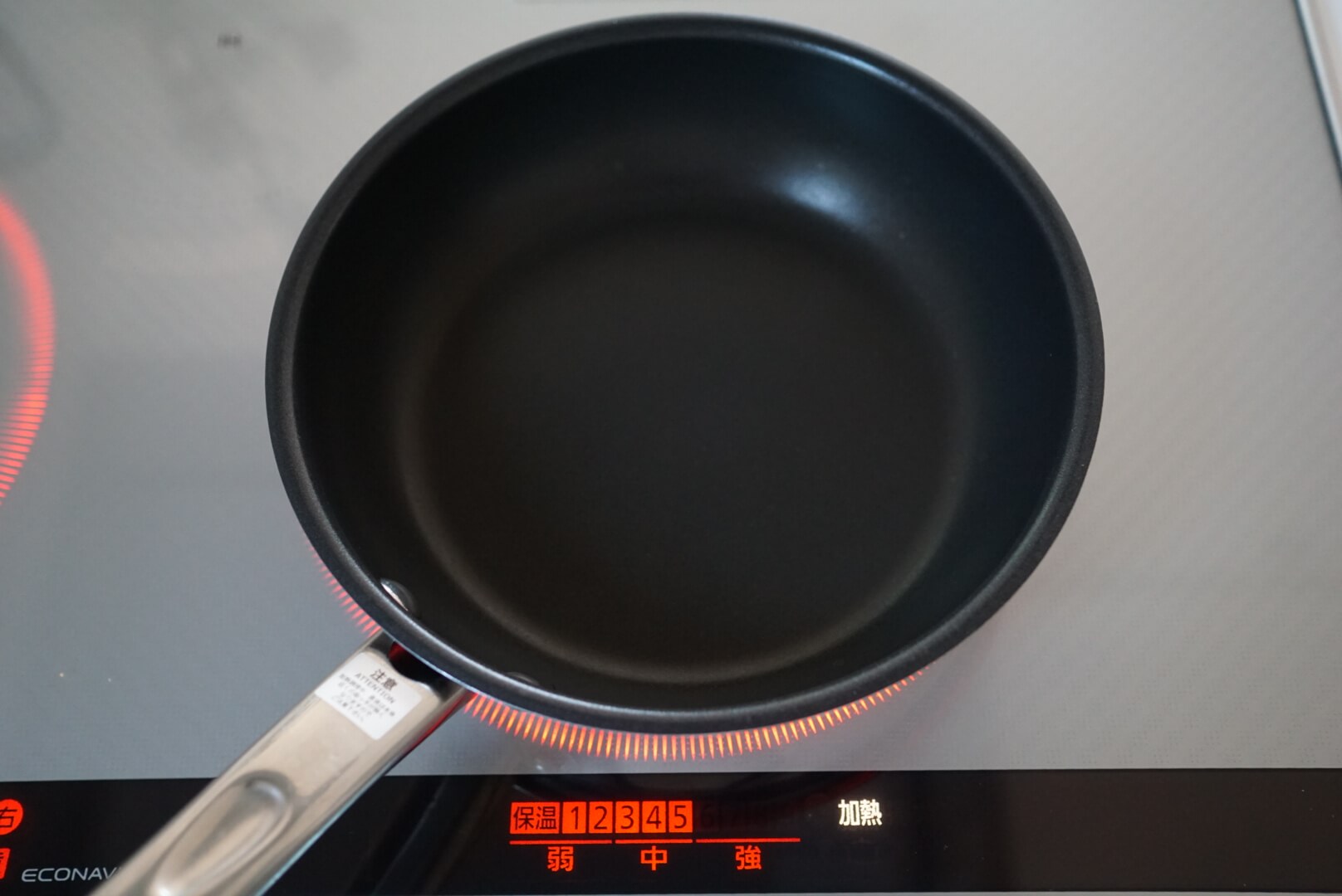 フライパンを中火で熱します。