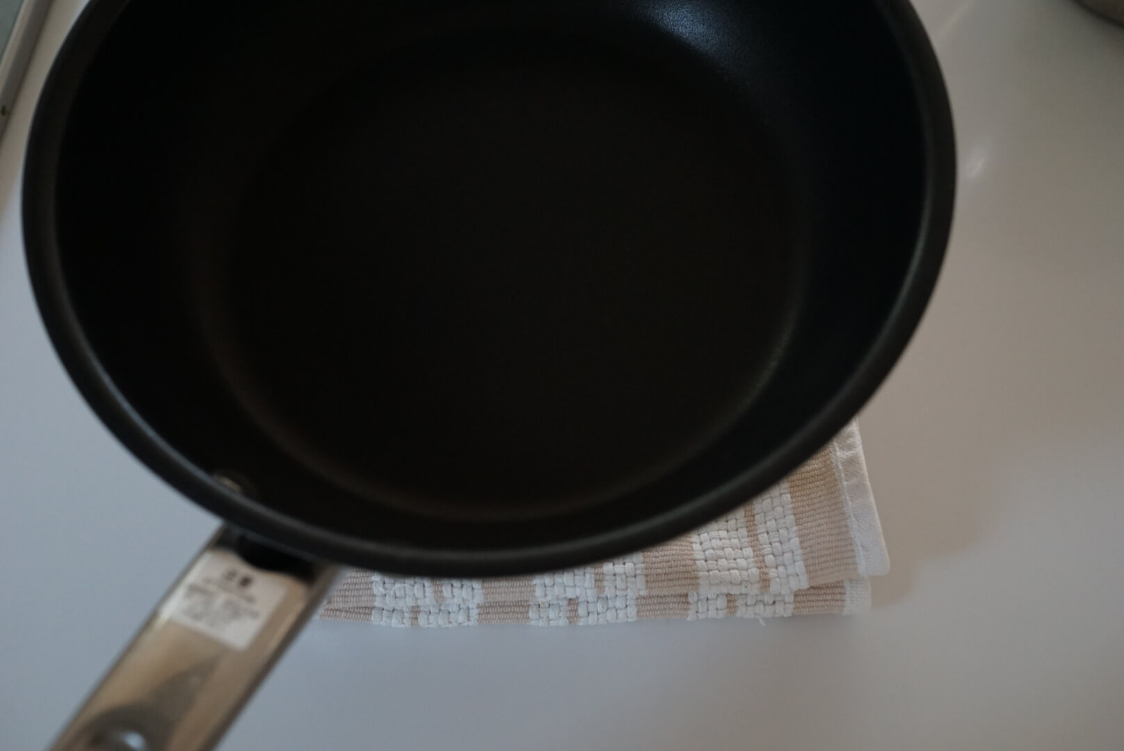 塗れふきんにフライパンを置き、少し熱を冷まします。