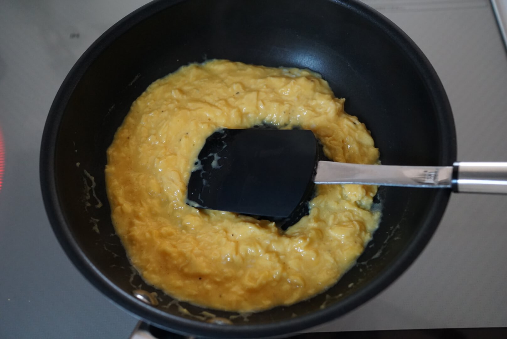 半熟のスクランブルエッグ状態にします。