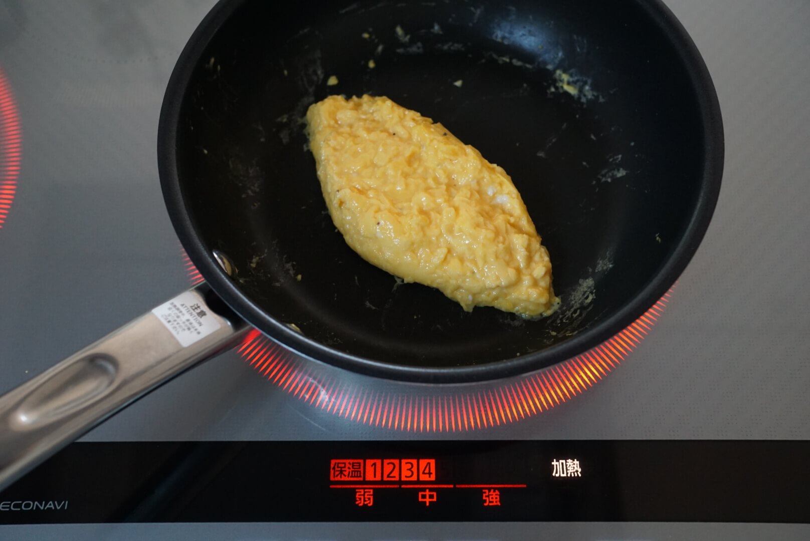 中火で1分、表面を固めます。