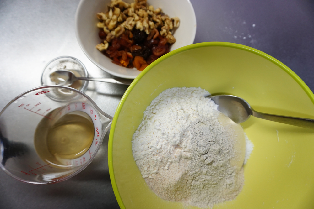 【本生地作り】中種入りのボウルに本生地用の準強力粉を入れておきます。（塩は別に用意しておきます。） ドライイーストは、ぬるま湯（夏は冷水）から小さじ1杯分の水をすくって溶いておきます。