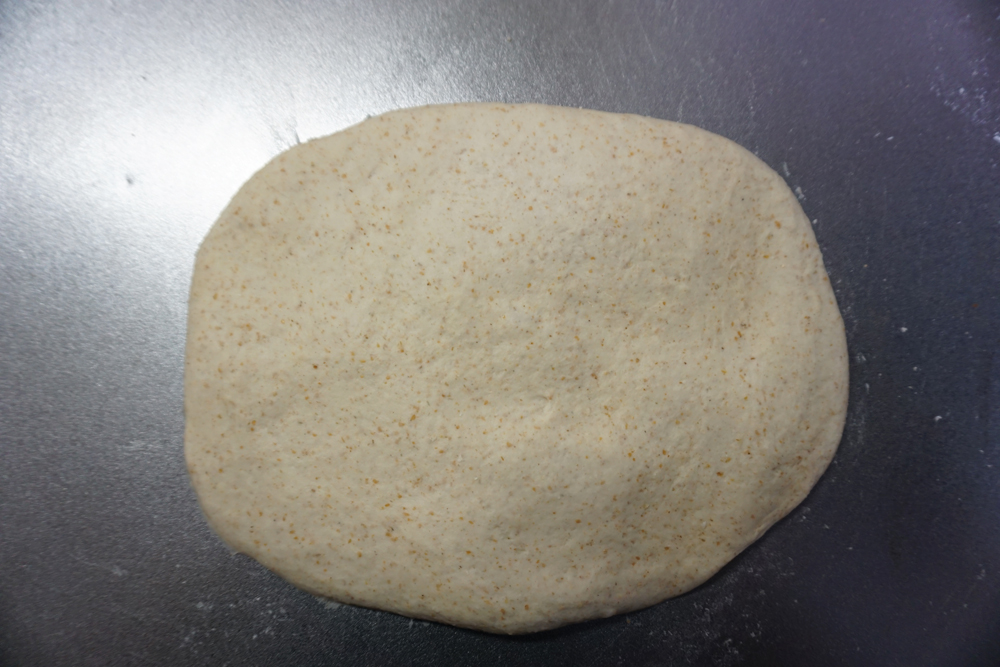 5分ほどこねて、生地を20cm×15cmぐらいの長方形に伸ばします。