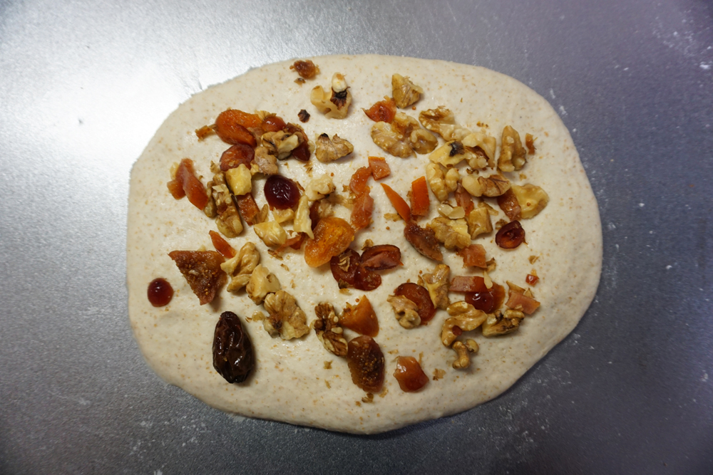 ラム酒漬けドライフルーツとナッツ類を3分の1のせます。