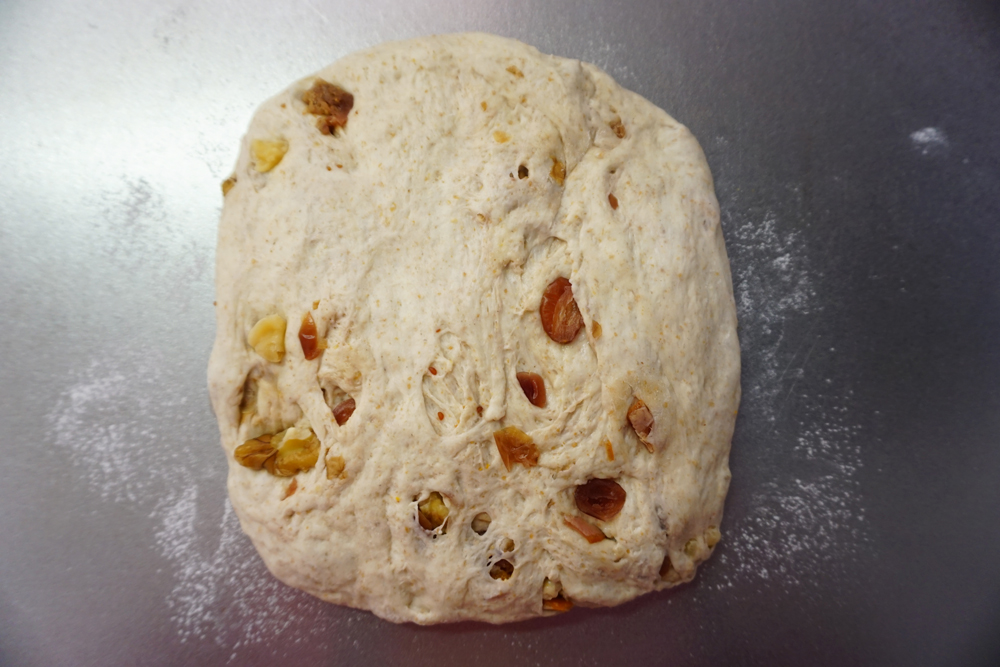 生地を手で押して、横15cm×縦20ccmぐらいの長方形にします。