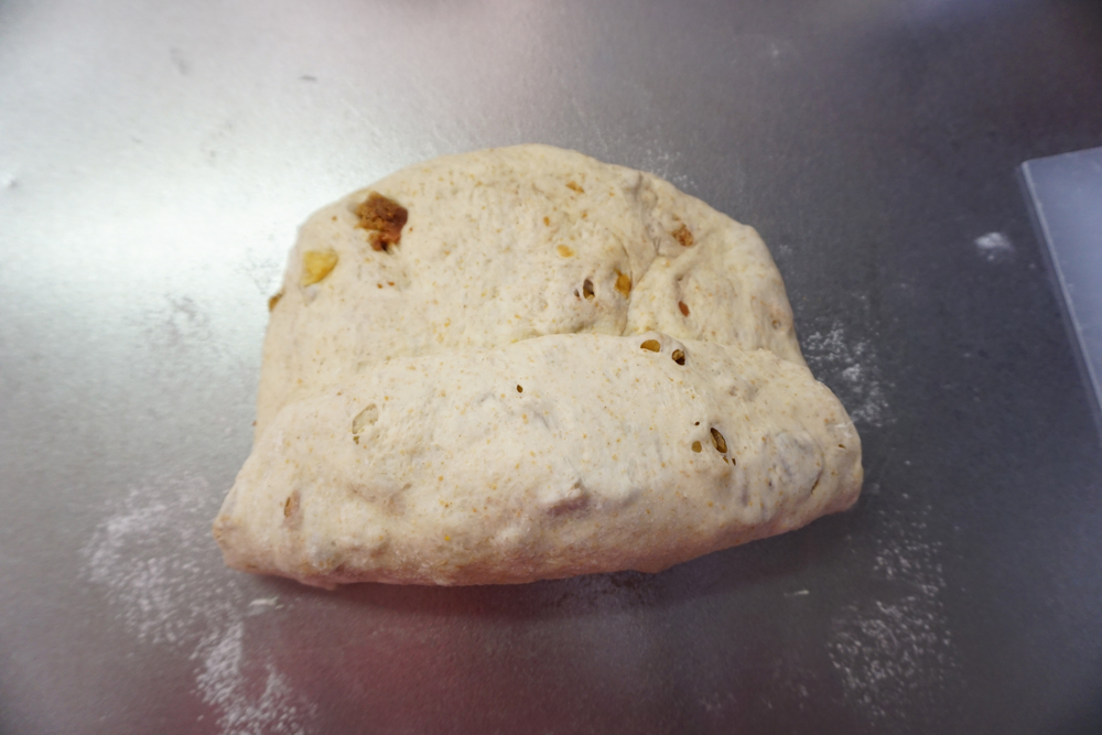 手前側の3分の1を向こう側に折ります。