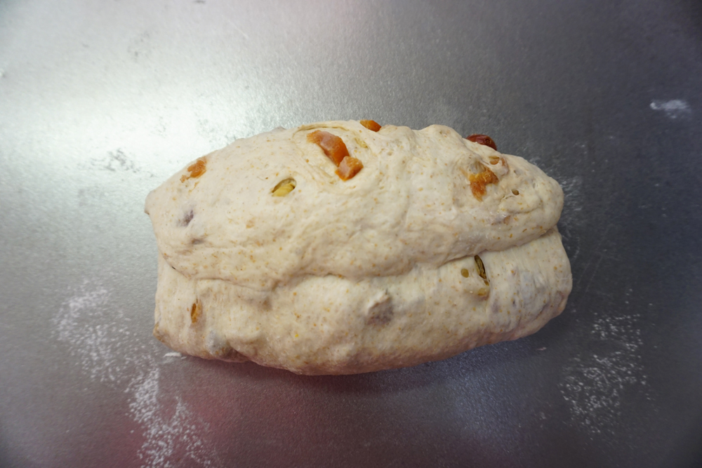 上側を3分の1手前に折ります。