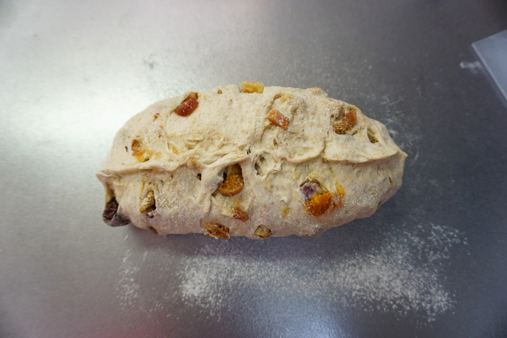 とじ目が開かないようにつまんでおきます。