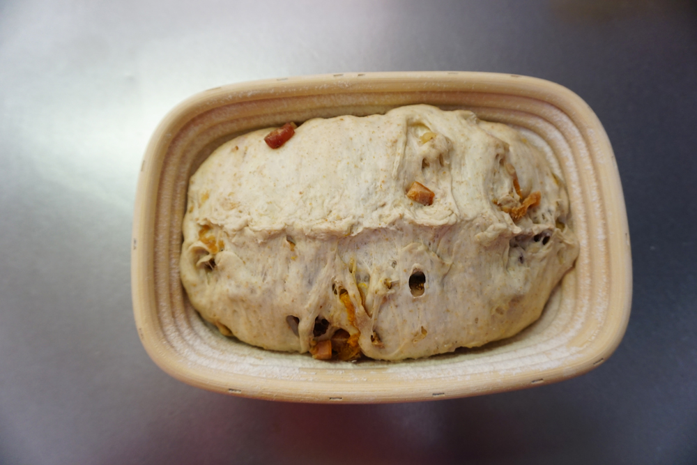 約2倍の大きさになったところでラップを外し、オーブンを250℃に予熱します。