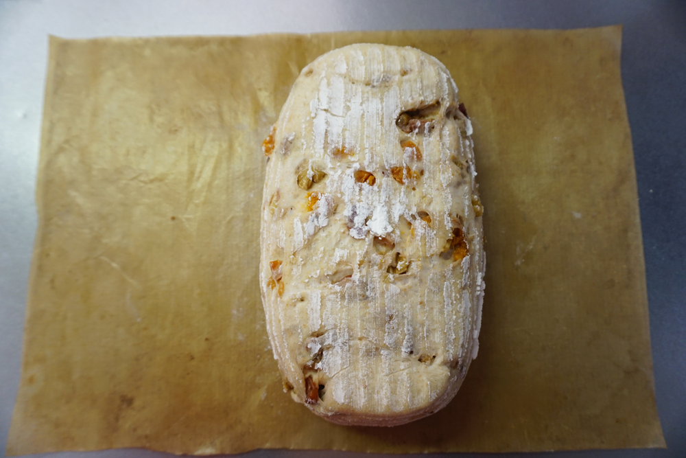 発酵かごからオーブンシートの上に閉じ目が下になるように生地を取り出します。