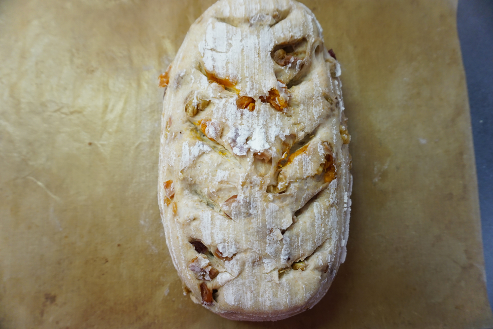 クープを入れます。 250℃で10分、190℃で15分焼きます。