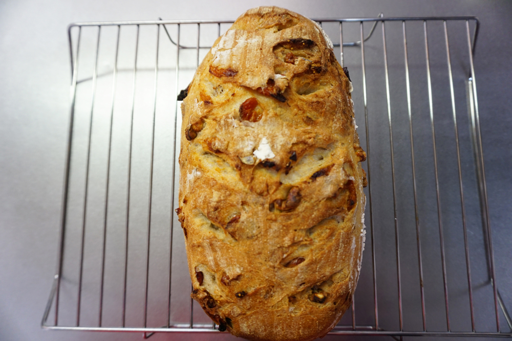 焼き上がり後はケーキクーラーなどで冷まします。