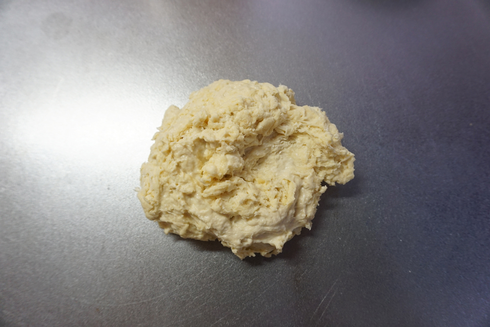 生地の状態を見ながら水を足し、さらに混ぜます。ひとまとまりになったところでボウルから出します。