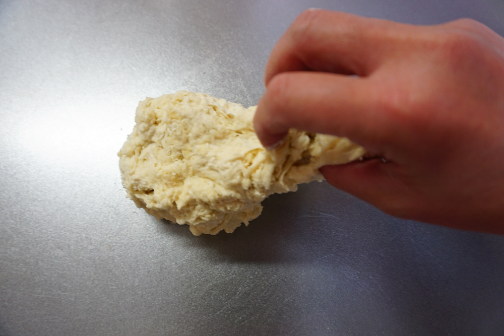 生地をつかんでは台に叩きつける、を3分程度繰り返します。