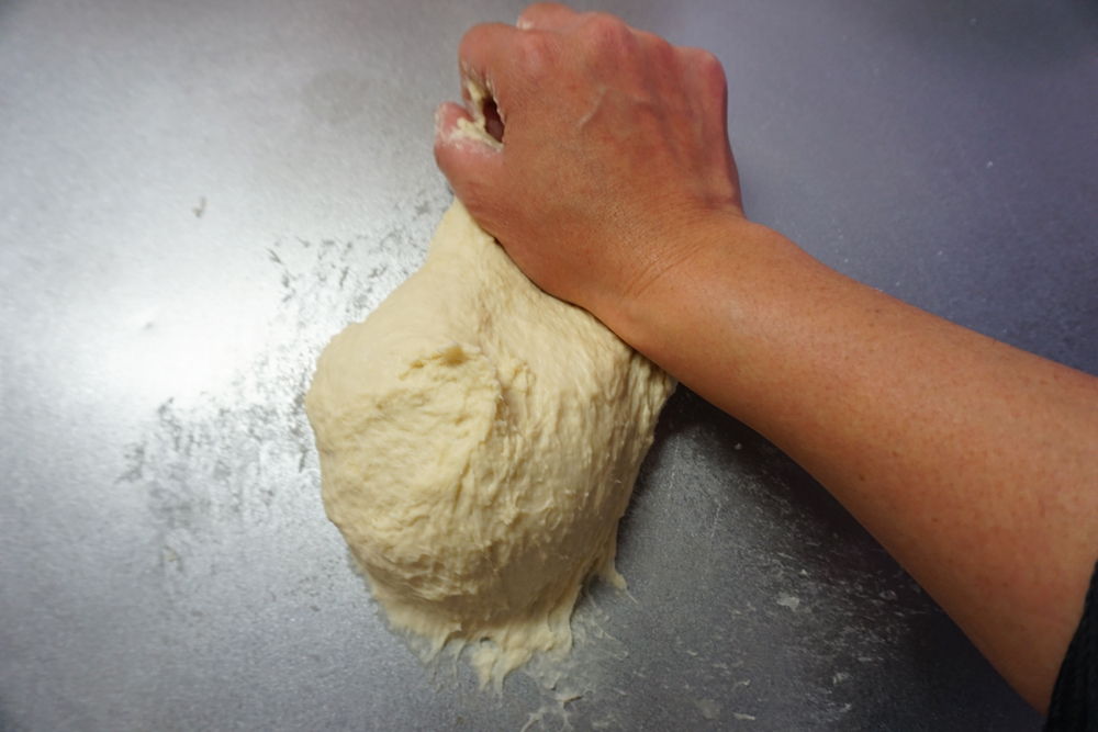 8分ぐらい台にこすり付けるように捏ねます。