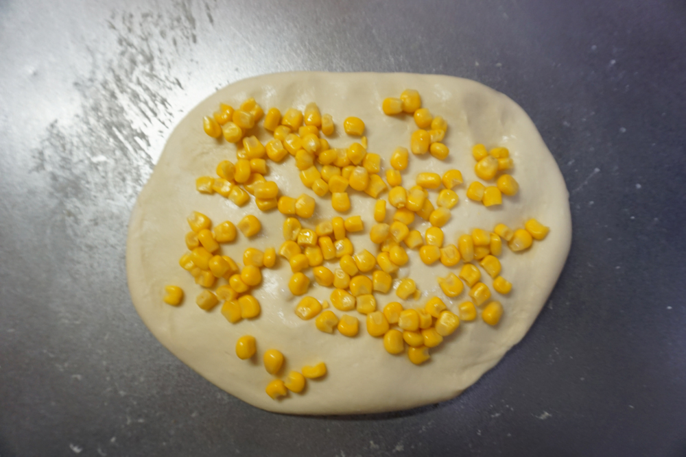 長方形に広げ、コーンを1/3のせます。