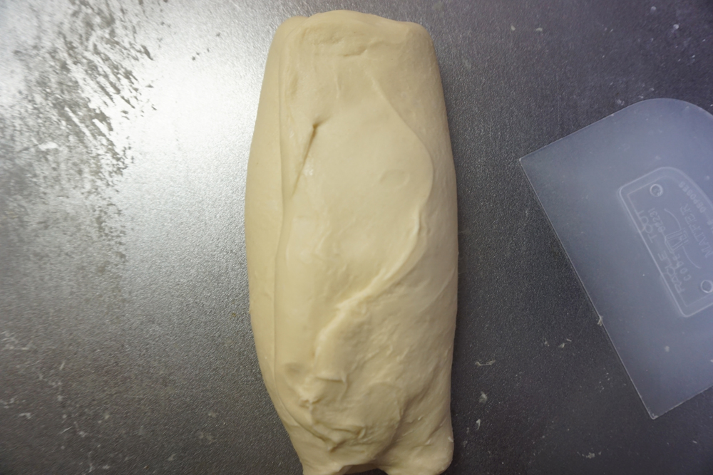 左右から折りたたみます。