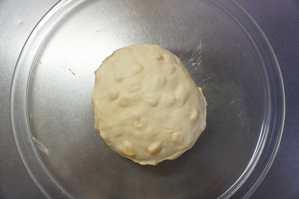 ひとまとめにして閉じ目を下にして、ボウルに入れます。