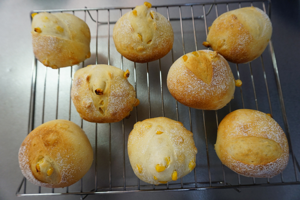 180℃に予熱したオーブンで15分焼きます。 焼き上がり後はケーキクーラーなどに乗せて粗熱を取ります。