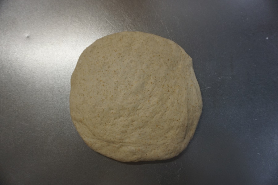パンチ：捏ね台に生地を出し、軽く空気を抜きます。