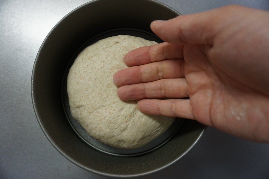 とじ目を上にして型に入れ、上から軽く押さえます。