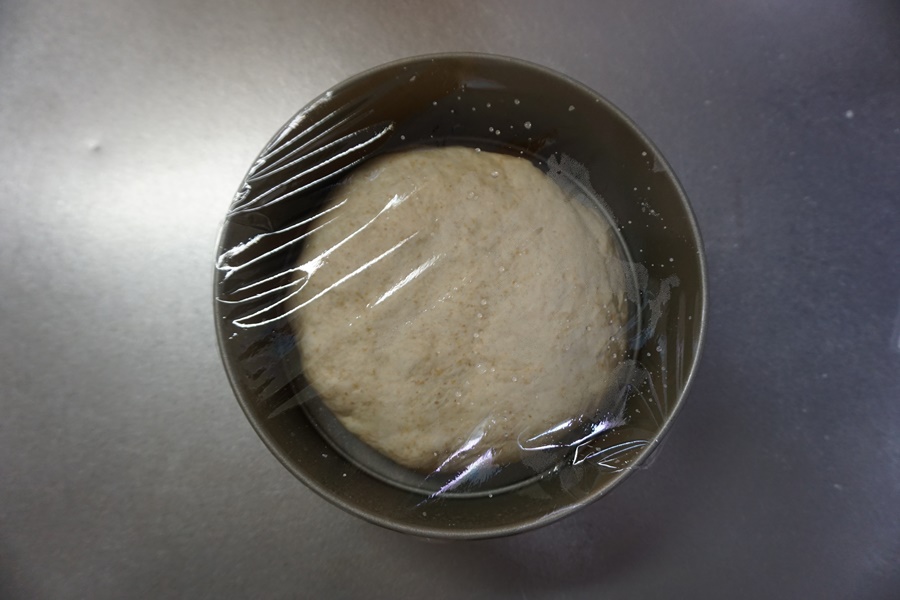 二次発酵：ラップをして、暖かい場所で約1.5倍の大きさになるまで発酵します。夏場は常温で、冬場はオーブンの発酵機能（35℃）で約45分程度が目安です。