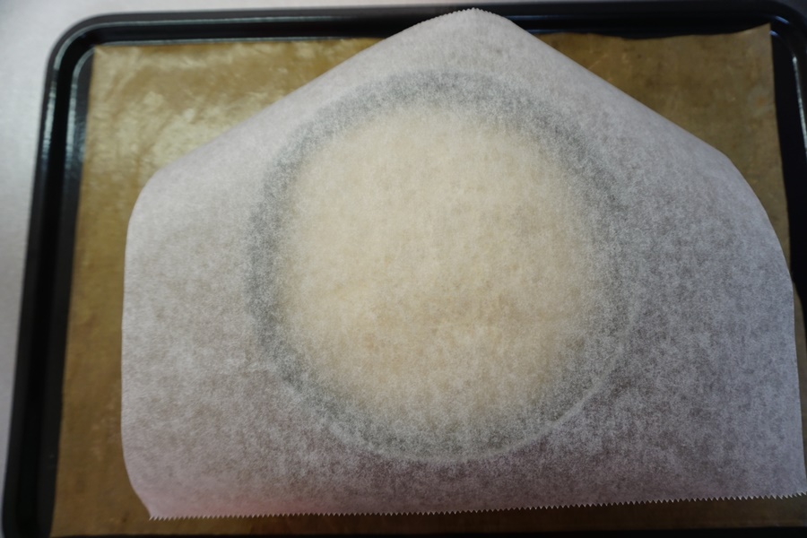 クッキングシートをかぶせます。