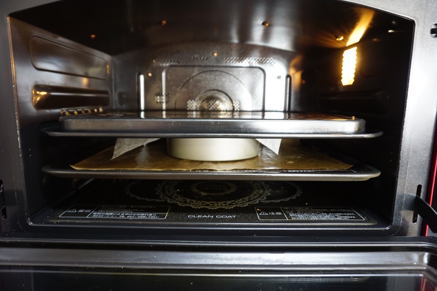 もう一枚天板を用意し、型の上に載せます。