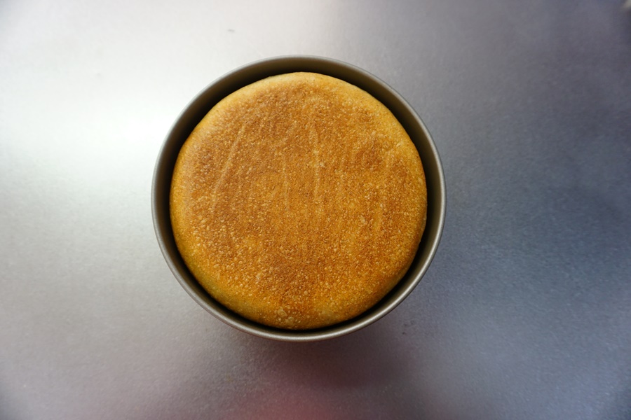 焼きちぢみを防ぐため、型ごと台に落とします。