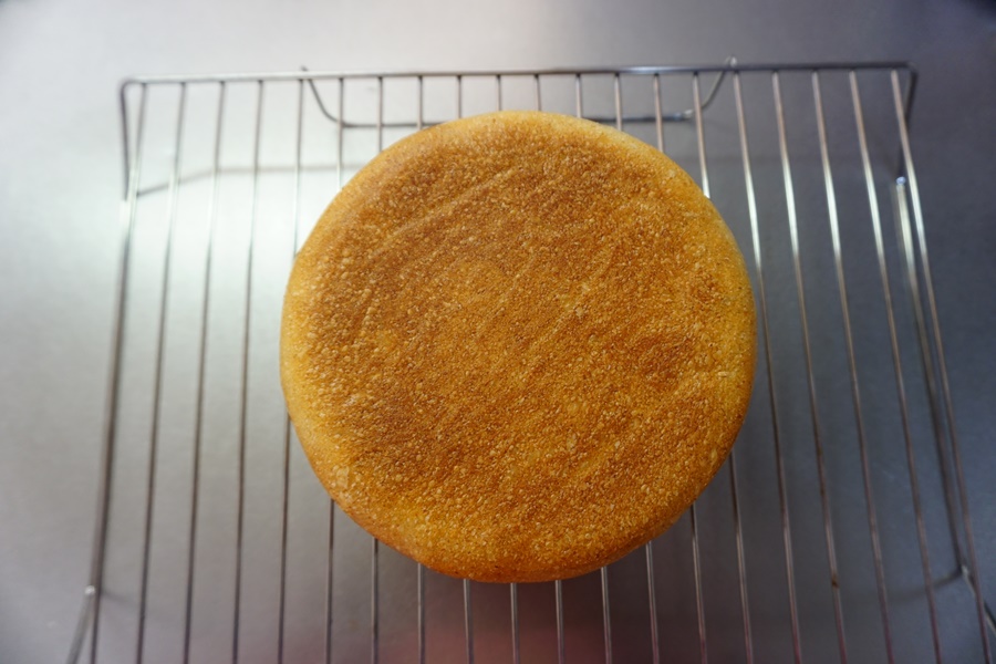 ケーキクーラーなどにのせて粗熱を取ります。