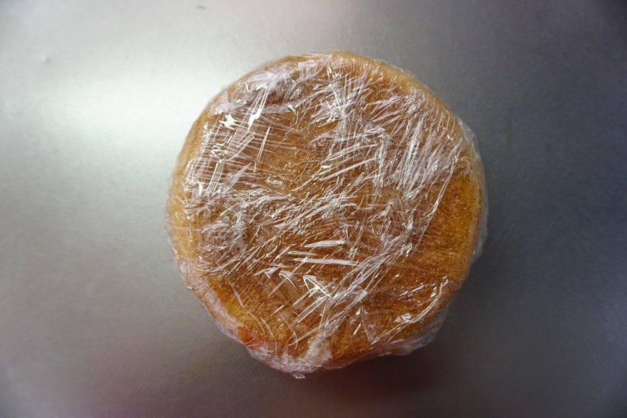 粗熱が取れたところで、ラップにくるんで水分が逃げないようにします。