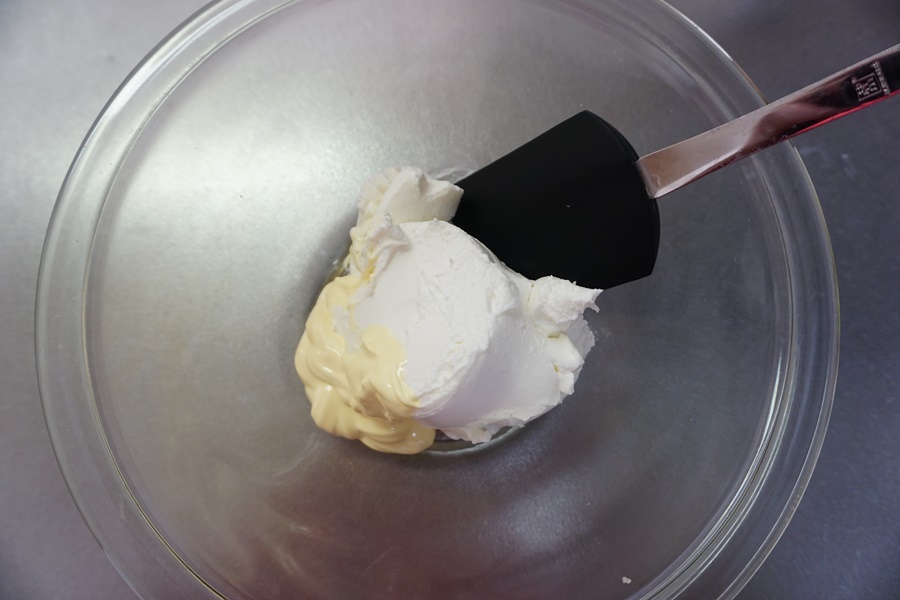 サワークリームにマヨネーズを入れてよく混ぜます。