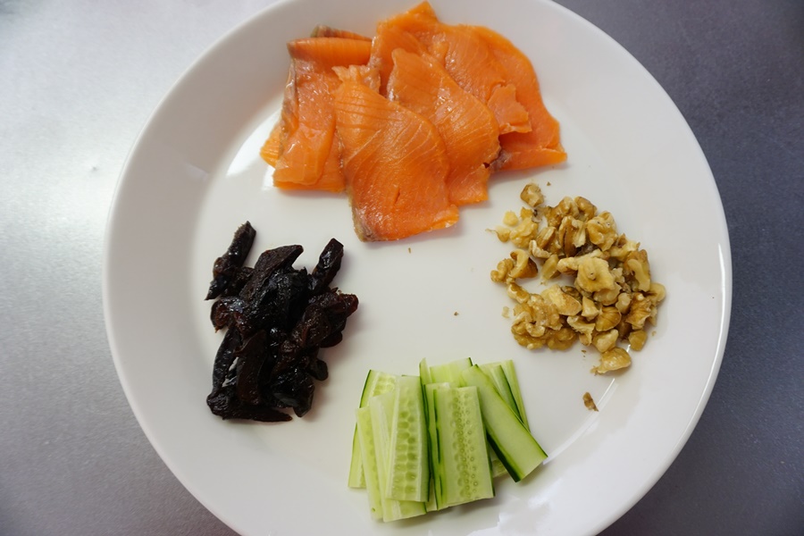 中に入れる具材を用意します。 きゅうりやプルーンは食べやすい大きさに切ります。胡桃はレンジで1分加熱し、ローストしておきます。